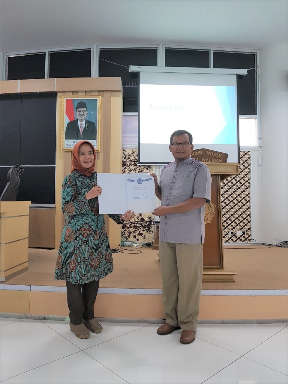 The Head of Department of English Education (DEE), Mauly Halwat Hikmat, Ph.D Receives the Appreciation as the Best Department for Academic/Overall Performance Category.